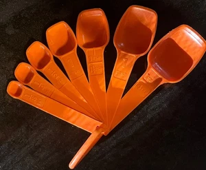 Vintage 7er Set Tupperware Messlöffel Ernte orange Löffel mit D-Ring - Bild 1 von 7
