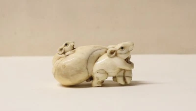 Ancien Netsuké en os sculpté deux Rats portant un gros sac Japon Époque Meiji - Photo 1/4