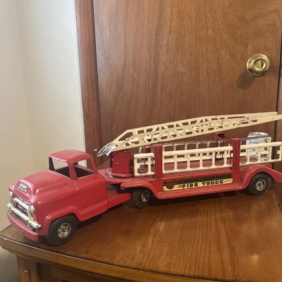 Camión de bomberos Buddy L vintage de los años 50 con escalera de extensión de acero prensado — autorizado por GMC Foto 1 de 4