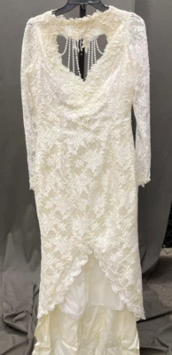 Vestido de novia blanco roto manga larga funda de encaje con adornos de perlas pequeño-mediano Foto 1 de 4