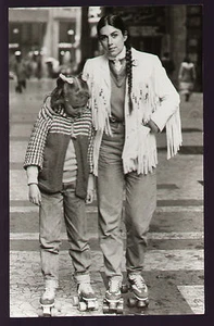 FOTO ORIGINALE GIGANTE ROMINA POWER E YLENIA CARRISI TIMBRO GIORNALFOTO MILANO - Picture 1 of 1
