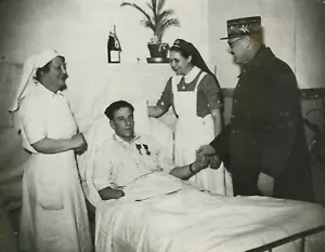 Vintage Photographs FRANCE PRESSE - Decorated Wounded WWII 24.02.1940 - Picture 1 of 8