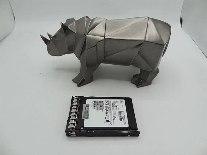 P49733-001 HP 960GB SAS 24G RI SFF BC MV SSD P49029-B21 - Image 1 of 1