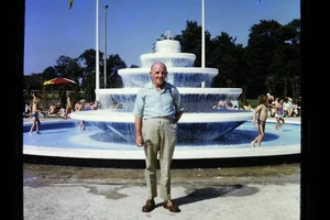 FILEY, BUTLIN'S, POOL & FOUNTAIN, Lincolnshire - Original 35mm SLIDE (c1960s) - Foto 1 di 2