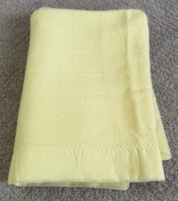 Manta de bebé vintage de acrílico amarillo mantequilla satinado con adornos de nailon Baby Morgan? Neutro Foto 1 de 4