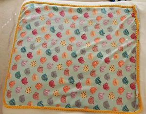 Fleece Überwurf Decke, Cups Design 62” x 51” mit 1” Häkelkante, 70% recycelt - Bild 1 von 4