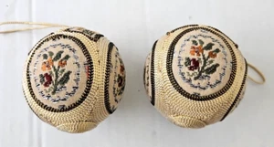 Set 2 arazzi ricamati punto ago palline di Natale lampadina ornamento oro vintage - Foto 1 di 8