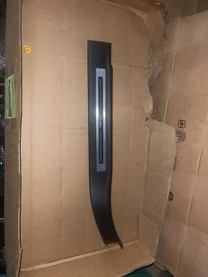 Placa de umbral trasero interior izquierda negra 23475142 OEM 2015-2018 Cadillac Escalade ESV Foto 1 de 4