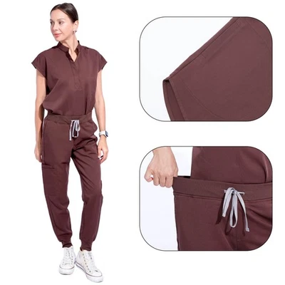 Conjunto exfoliante de enfermería médica con cuello alto para mujeres Top y pantalones marrón Foto 1 de 4