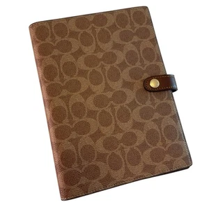 COACH Cover Porta Notebook con Logo, Marrone, Cachi, Pelle Beige - Foto 1 di 10