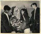 1971 Zdjęcie prasowe Święty Mikołaj odwiedzający dzieci na misji Mount Loretto