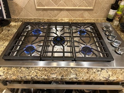 Cocina de gas profesional Frigidaire 36" FPGC3685KSB Foto 1 de 4