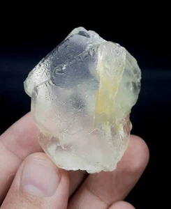 Natürlicher hellgrüner Fluorit Kristall mit Regenbogen-Einschluss aus Skardu Pak.  - Bild 1 von 11