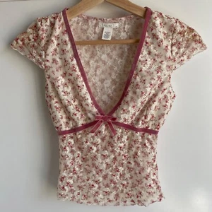 Full Tilt Spitze Blumen V-Ausschnitt Top Damen XS Rosa Transparent Cropped Samt Band Schleife - Bild 1 von 7