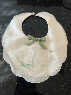 Babero de bebé suizo antiguo blanco marfil bordado hecho a mano y forrado Suiza Foto 1 de 4