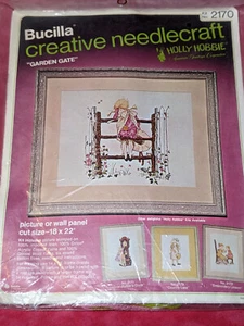 Kit Bucilla Creative Needlecraft Holly Hobbie Garden Gate 18x22 #2170 sin abrir - Imagen 1 de 6