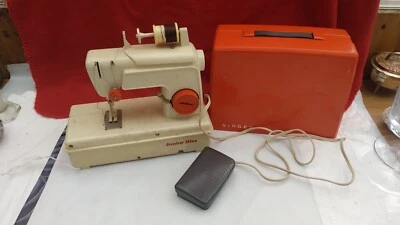 Ancien Jouet Machine à Coudre Singer avec Mallette de Transport - Photo 1/4