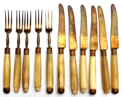 Antiguo juego de utensilios de tenedor y cuchillo de hueso victoriano del siglo XIX cubiertos Foto 1 de 4