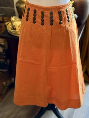 Falda midi Tory Burch línea A naranja con tachuelas de bronce tachonadas primavera/verano. Talla 6. Foto 1 de 4