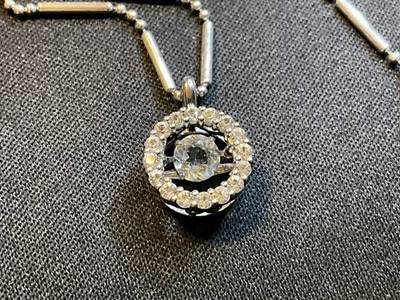 Colgante de diamantes circulares de plata 925 con centro flotante aguamarina, cadena de puntos de tablero Foto 1 de 4