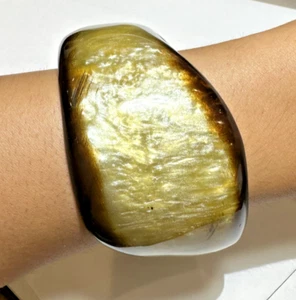 Chunky Exquisite Brown Cream Pearly Moonglow Wide Wave Plastic Bangle Bracelet - Picture 1 of 7