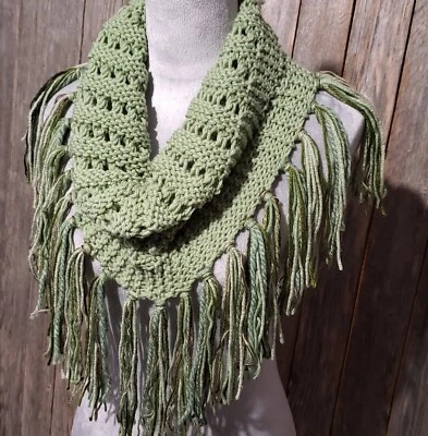 NUEVO Tejido a Mano Verde Salvia Ojales Infinito Boho Capucha Bufanda Flecos Tejido Costero Foto 1 de 4