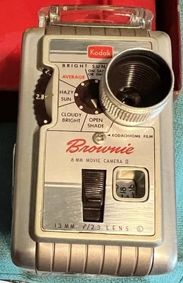 Cámara de película Kodak Brownie 8MM modelo 2 vintage n.º 77 con motor de caja usado funciona Foto 1 de 4