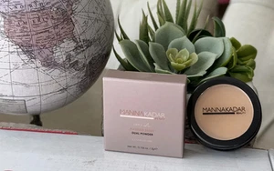 Polvo doble de lino impecable Manna Kadar Beauty C3 - control de aceite tamaño mini 3 g - Imagen 1 de 4