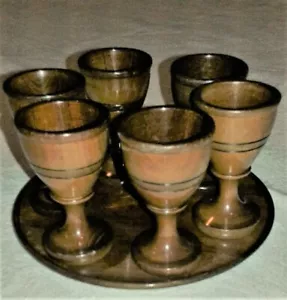 Juego de 6 tazas de huevos de madera vintage en una bandeja de madera a juego - Imagen 1 de 4
