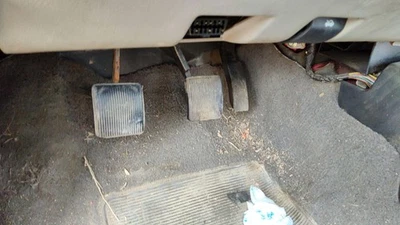 Mazda B2500 1999 conjunto completo de embrague y pedal de freno OEM Foto 1 de 4