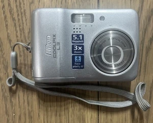 Nikon COOLPIX L3 5.1MP Digitalkamera - Silber - voll funktionsfähig - Bild 1 von 5