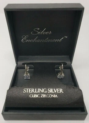 Pendientes cuadrados de circonitas cúbicas plateadas encantadas para mujer nuevos en caja Foto 1 de 3