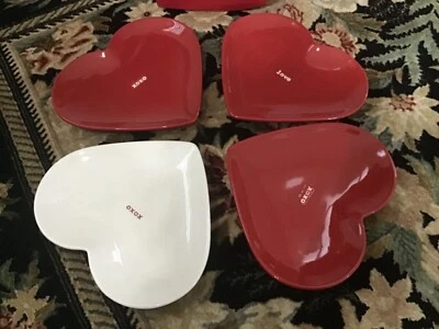 Platos de postre Pottery Barn Heart rosa blanco San Valentín (4) NUEVO en caja Foto 1 de 3