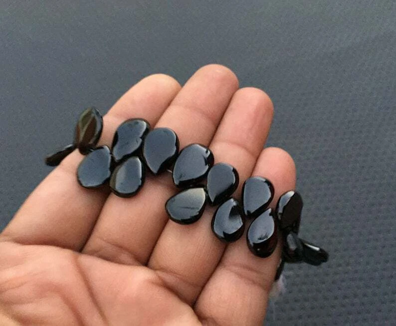 Cuentas de briolette de piedra negra natural con forma de pera lisa de espinela negra 31 piezas  Foto 1 de 4