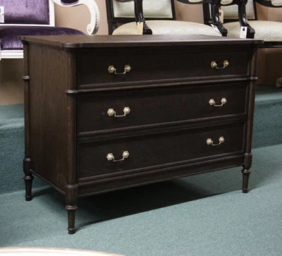 Cómoda de roble francés con 3 cajones con herrajes de latón Foto 1 de 4