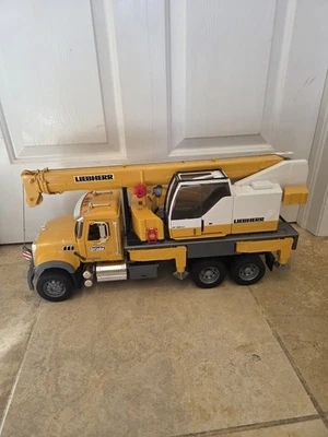Camión grúa Bruder Mack granito Liebherr 02818 amarillo 1:16 LTF 1045 semicargador Foto 1 de 4