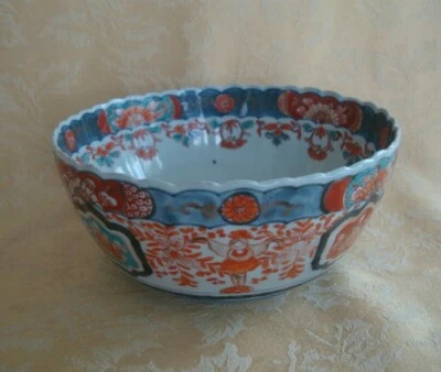 Antiguo cuenco Imari japonés pintado a mano borde festoneado  Foto 1 de 4