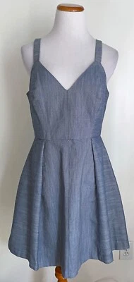 Vestido BCBGeneration Cambray Plisado Calce y Acampanado Cuello en V, Look Denim, Talla 10 Foto 1 de 4