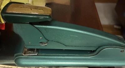 Grapadora Swingline verde azulado mediados de siglo Art Deco película TV utilería escritorio de oficina Foto 1 de 4