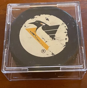 PITTSBURGH PENGUINS VTG GARY B BETTMAN INGLASCO CANADA NHL OFFICIAL GAME PUCK - Picture 1 of 6