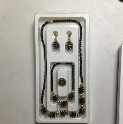 Jewelry set,  Acrylic beads, red and black - Image 1 of 3