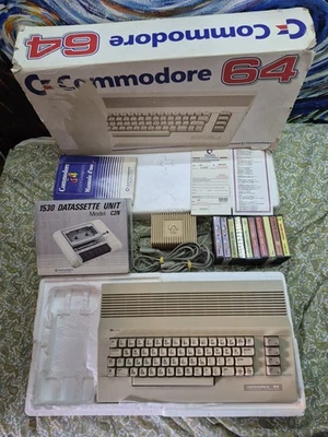 COMMODORE 64 Boxato Sigillo Intatto + Datassette + 10 Cassette - C64 lotto  - Immagine 1 di 4