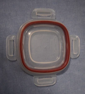 Rubbermaid 7K99 Snap Tab coperchio di ricambio solo 5" quadrato trasparente con bordo bordeaux - Foto 1 di 1