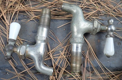 Grifos de fregadero antiguos de latón níquel frío y caliente Hays-Eire CBC Foto 1 de 4