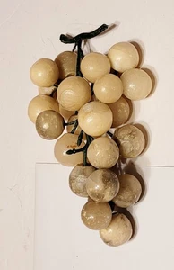 Racimo de uva de piedra blanca natural fruta de alabastro italiano vintage - Imagen 1 de 4