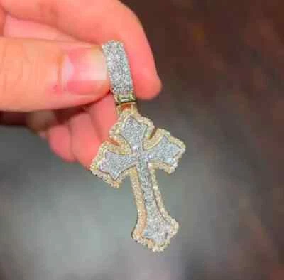 Colgante con dije de cruz de moissanita real de corte redondo de 2 quilates enchapado en oro blanco de 14 quilates Foto 1 de 4