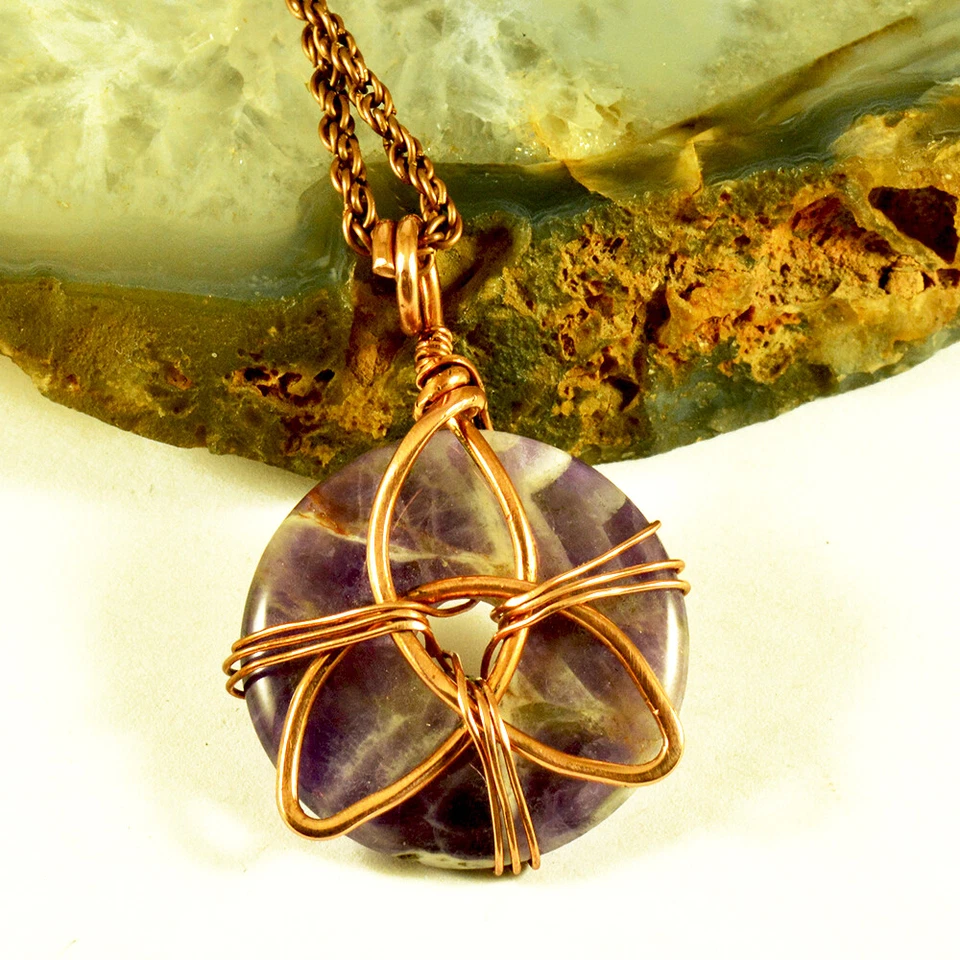 Colgante envuelto en alambre de cobre puro amatista Triquetra joyería artesanal envuelta en alambre Foto 1 de 3