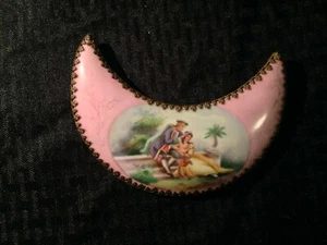 Antiguo conjunto victoriano de porcelana pintada a mano en latón arte de pared pequeña en forma de luna - Imagen 1 de 6