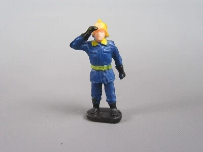 B490 Vintage Figurine Socle Pompiers Salut en Tenue Jouet Plastique H 2.9 cm - Photo 1/4