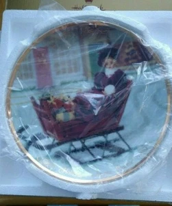 Piatto da collezione Hallmark Barbie Holiday Traditions - serie Holiday Homecoming - Foto 1 di 4